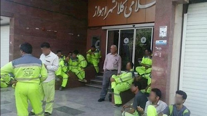 إيران .. تجمع لعمال بلدية اهواز احتجاجا علی اعتقال زملائهم