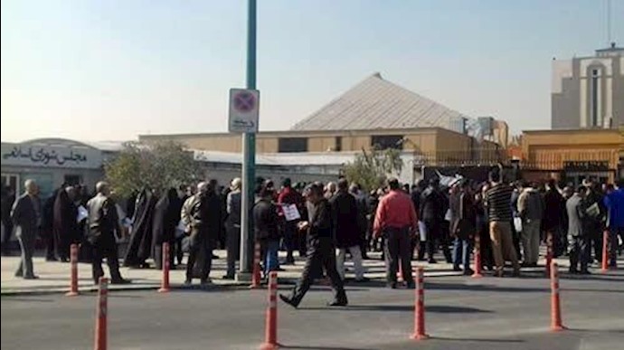 إيران .. تجمع احتجاجي لمتقاعدي الجيش أمام برلمان النظام