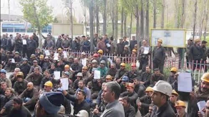تجمعات احتجاجية في طهران وکرج وآغاجاري
