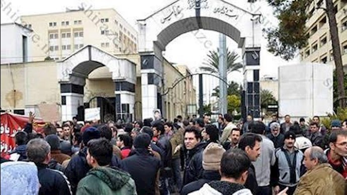 تجمع احتجاجي للعمال المفصولين عن معمل کاشي حافظ