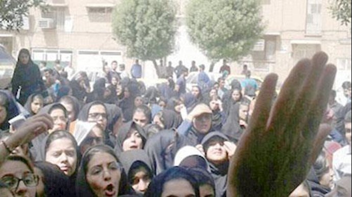 إيران ..احتجاجات طلاب المدارس تمتد الی مدن ايرانية اخری+ صور