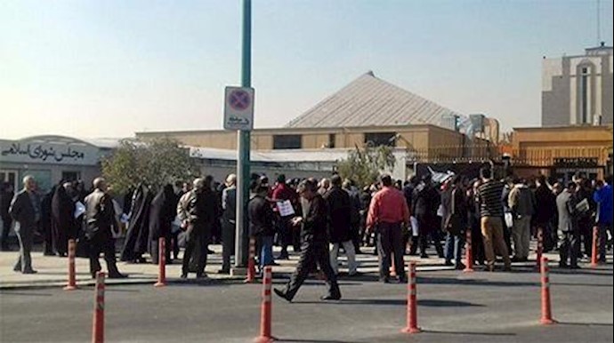 تجمع عدد من متقاعدي الجيش مقابل هيئة التخطيط والميزانية في ساحة بهارستان