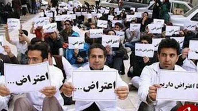 ايران .. شيراز – بافت،تجمع اولياء الطلاب احتجاجا علی ابتزازهم من قبل التعليم والتربية