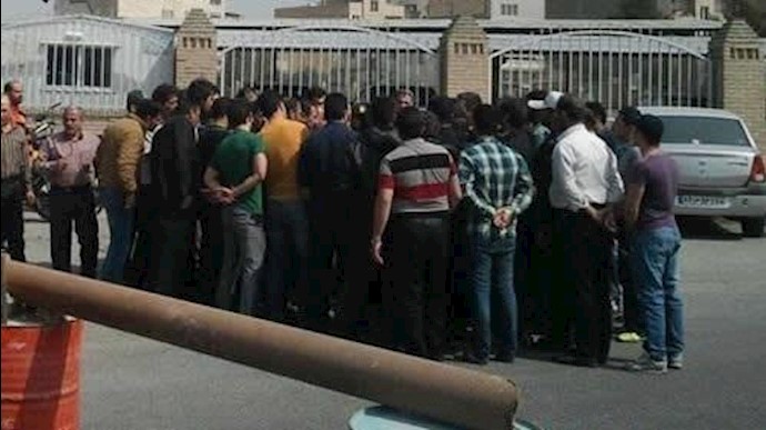 احتجاج عمال معمل السکر الجامد في ورامين بعد تعطيله