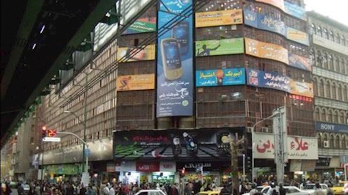 اعتداء القوات القمعية علی أصحاب المحلات في مجمع علاءالدين التجاري في طهران