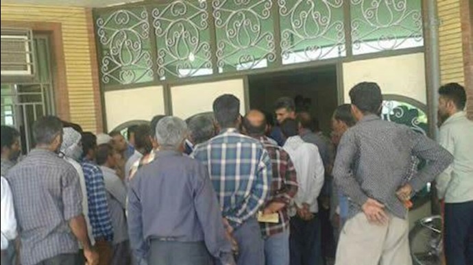 کهنوج – العمال يختمون البلدية بالأقفال والسلاسل؛ جيرفت – تجمع احتجاجي للمواطنين احتجاجا علی نقل المياه