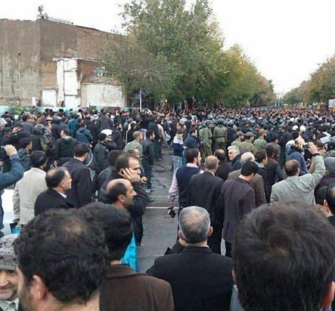 مسيرات احتجاجية للمواطنين في اروميه وتبريز ضد اساءة النظام الی المواطنين الأذريين + صور