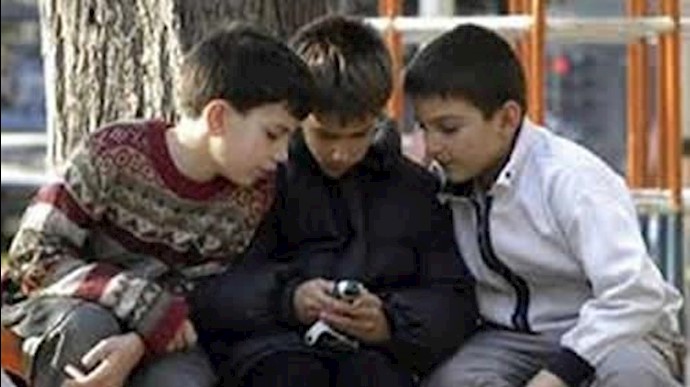 إيران .. حظر إدخال الموبايل إلی المدارس