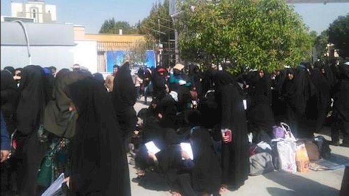 تجمع احتجاجي للمعلمين لمکافحة الأمية من عموم البلاد مقابل برلمان النظام
