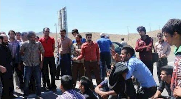 احتجاج واضراب العمال في کرج وکرمان واحتجاج الطلاب في مدينة مشهد