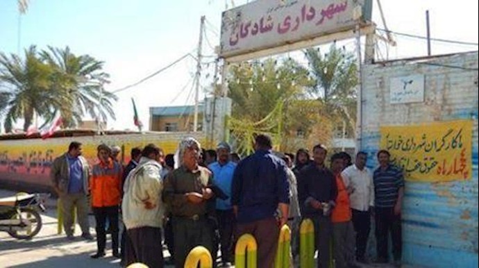 اضراب عمال بلدية شادکان للاحتجاج علی عدم دفع رواتبهم