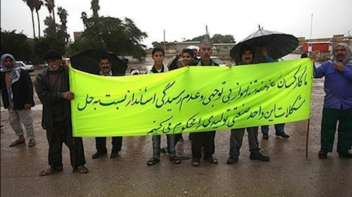تجمع احتجاجي لعمال معمل السکر المکعب في اهواز مقابل مبنی المحافظة