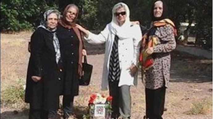 تخليد الذکری لمجزرة سنة 1988 في مقبرة خاوران بطهران