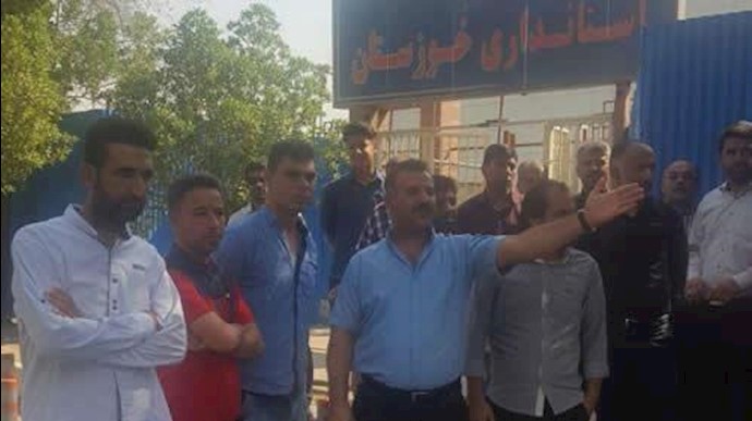 مدينة الأهواز –تجمعات احتجاجية لمقاولين في شرکة«توسعه ونيشکر» هفت تبه مقابل دائرة محافظة خوزستان
