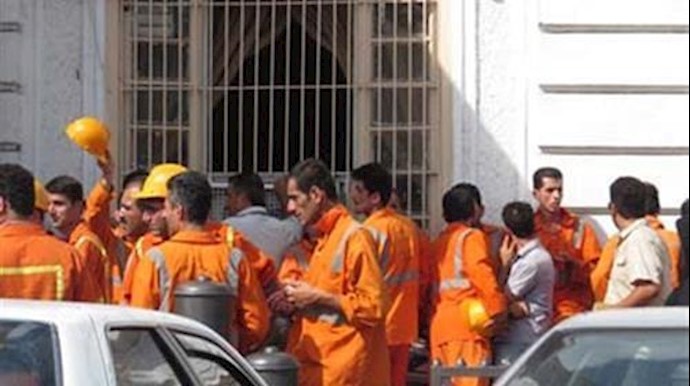 تجمع احتجاجي لعمال النظافة الکادحين في مدينة رشت مقابل مبنی البلدية للمدينة