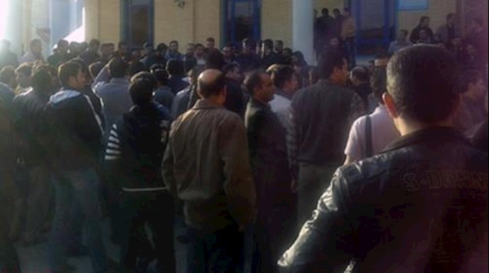 ايران ..مدينة اصفهان : تجمع احتجاجي لعمال شرکة «بولي اکريل»