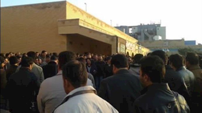 تجمع احتجاجي لعمال شرکة«بولي اکريل» في مدينة اصفهان
