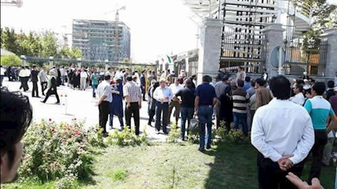 إعتقال المغبونین المنهوبة أموالهم مقابل برلمان النظام وتجمع احتجاجي للمغبونين في مدينة شيراز