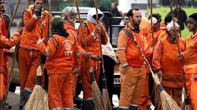 تجمع احتجاجي لعمال بلدية منطقة واحدة في مدينة الأهواز لليوم الثاني علی التوالي