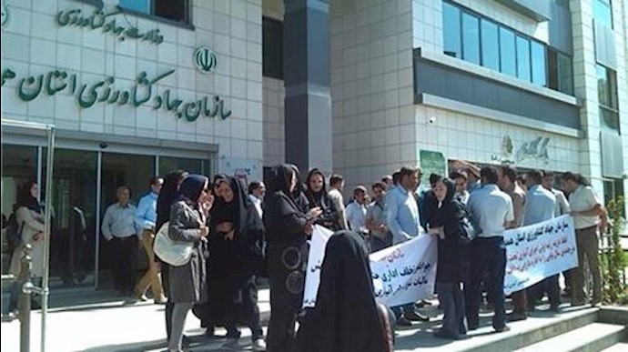 إيران.. تجمع احتجاجي لأعضاء شرکات الري في مدينة همدان مقابل دائرة الجهاد الزراعي