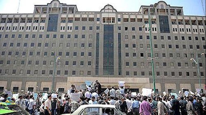 تجمع احتجاجي للکوادرالتدريسية لمکافحة الأمية مقابل برلمان النظام