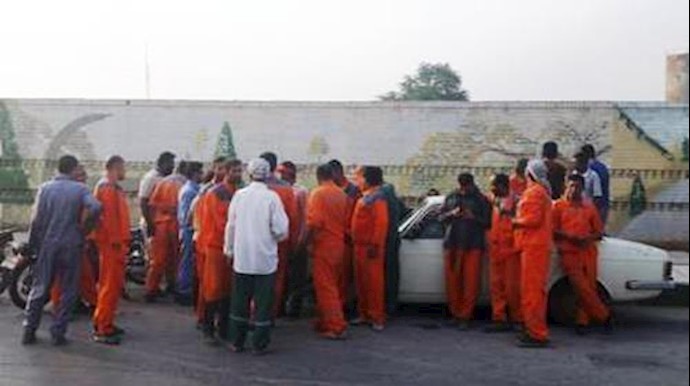 تجمع لعمال بلدية مدينة آبادان احتجاجاعلی عدم صرف رواتبهم المتأخرة لمدة 3 أشهر