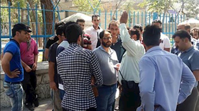 تجمع احتجاجي لعمال النقل البسطاء في شارع شوش
