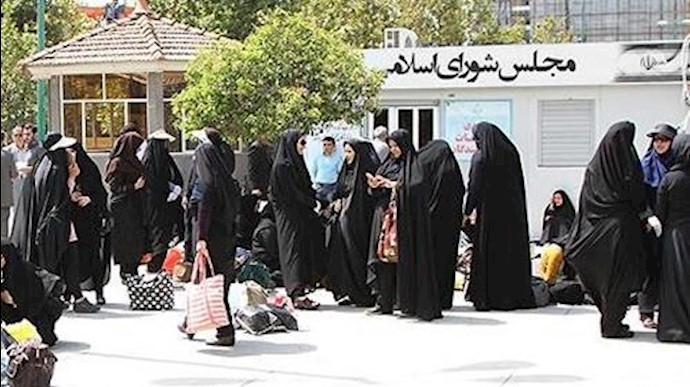 تجمع احتجاجي لمدربي الروضات مقابل برلمان النظام لليوم الثامن علی التوالي