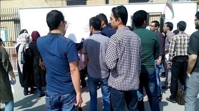 إيران..تجمع احتجاجي لطلاب العلوم الجينية الطبية مقابل برلمان النظام
