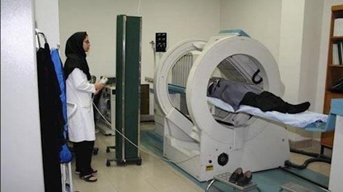 تجمع احتجاجی لطلاب الطب الإشعاعي مقابل وزارة العلوم في طهران