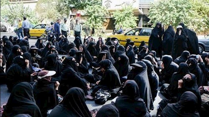 تواصل تجمع المعلمين ومعلمي الروضة و الکوادر التدريسية لمکافحة الأمية مقابل برلمان النظام