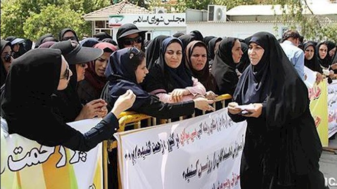 ايران..تجمع احتجاجی للکوادر التدريسية والمعلمين مقابل برلمان النظام