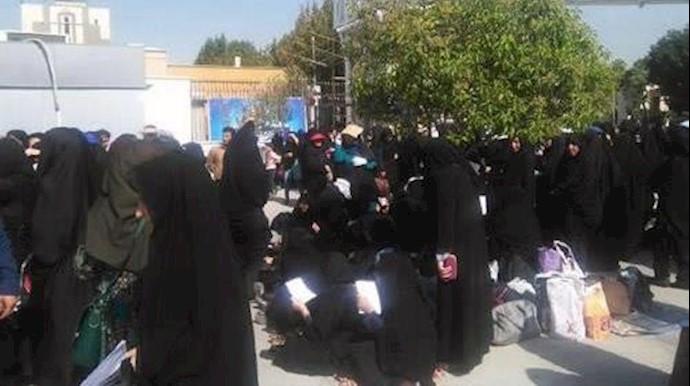 تجمع احتجاجي للکوادر التدريسية لمکافحة الأمية مقابل برلمان النظام