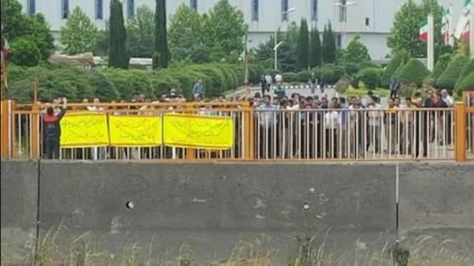 تجمع احتجاجي لعمال معمل صناعة «إيران» لإنتاج اخشاب وأوراق لليوم الرابع علی التوالي