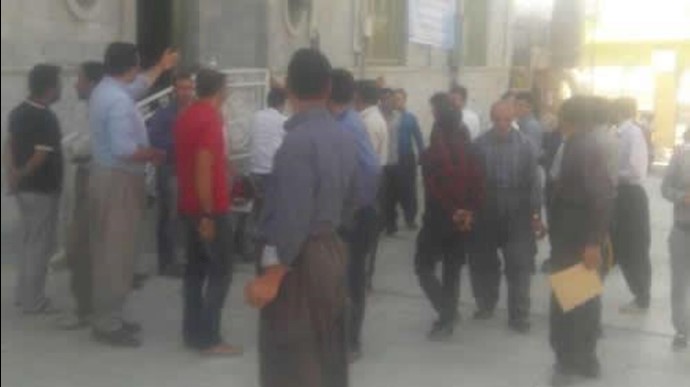 إيران..تجمع احتجاجي لأصحاب البسطيات مقابل البلدية المرکزية في مدينة سنندج