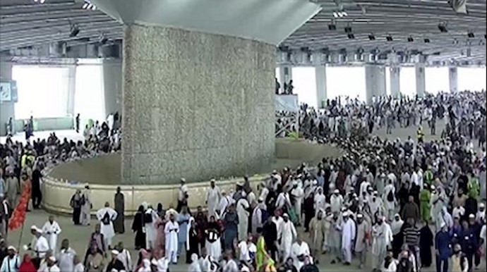 الحجاج يرمون الجمرات بآخر أيام التشريق