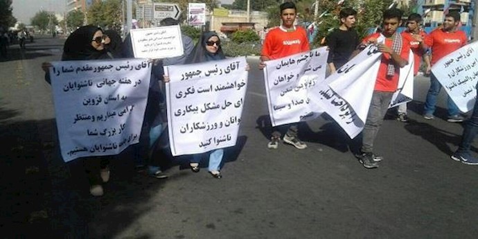 إيران..احتجاج الشباب علی الملا روحاني خلال زيارته إلی مدينة قزوين