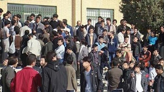 إيران..احتجاج وإعتصام في کل من مدن اسلام آباد وبيستون وکرمانشاه وکنکاور