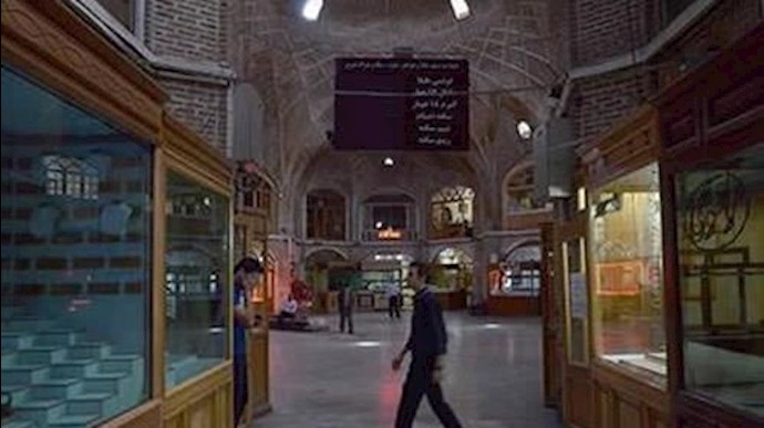 ايران ..تجمع احتجاجي لباعة المجوهرات مقابل دائرة المحافظة في المدينة