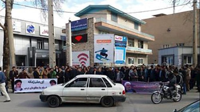 إيران..تجمع احتجاجي لعمال شرکة«الإتصالات» في محافظة لورستان