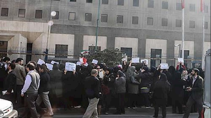 إيران..إعتراف بعدم دفع رواتب لـمدة 4أشهر لـ 20 الف معلم