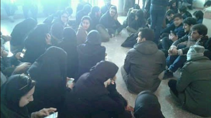 إيران..تجمع وإعتصام طلاب جامعة طهران الوطنية