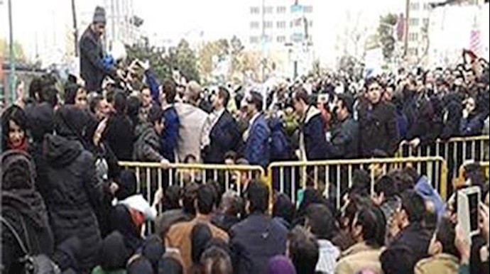 إيران.. تجمع احتجاجي لمتقاعدين وموظفين مقابل برلمان النظام