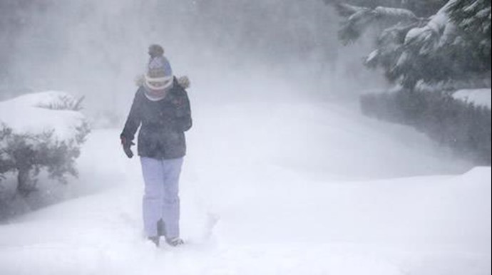 عاصفة ثلج تشل الحرکة في اسطنبول.. وإلغاء مئات الرحلات