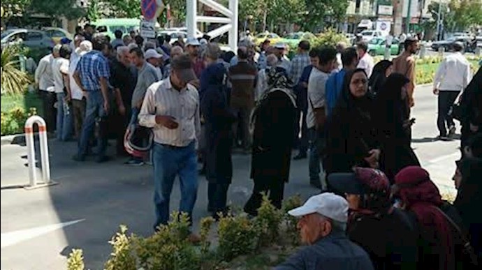 إيران..تجمع احتجاجي مقابل مبنی المحافظة في کرمان