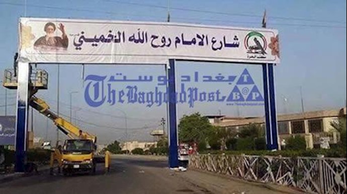 تمزيق لافتة باسم «خميني» علی شارع في البصرة