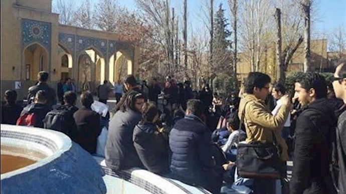 إيران..تجمع احتجاجي لطلاب جامعة تربية مدرس