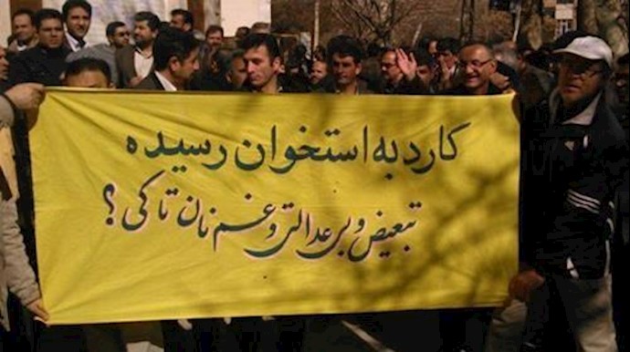 إيران .. عمال محتجون يرددون شعار«الموت للکاذب» ضد قائممقام النظام في مدينة اراک