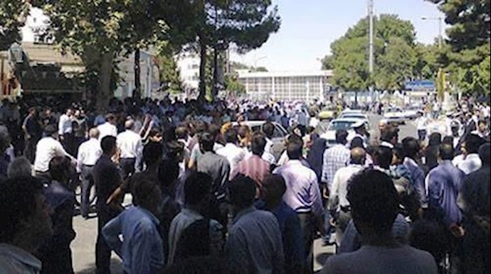 تجمع احتجاجي لأکثر من 500 من العمال بمدينة بندرعباس