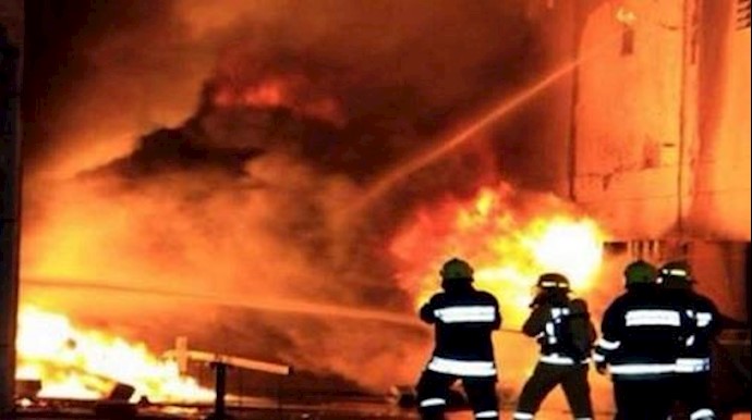 مقتل وإصابة أکثر من 100 شخصاً بحريق في أندونيسيا
